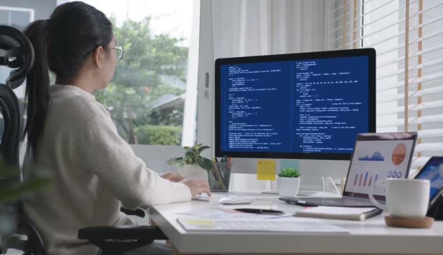 温州软件开发公司实战建议:网站赋能,为何必须接入支持机器人?